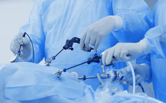 médicos operando