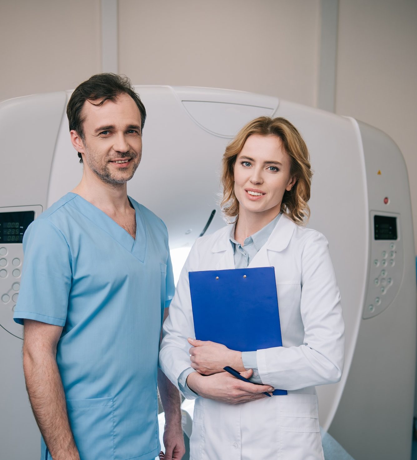 médicos sonriendo